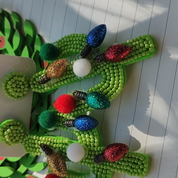NWT Jewelry CHRISTMAS Green Beaded Cactus Earrings - Picture 3 of 4